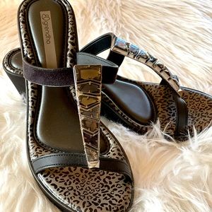 Source Unknown Black and Silver Sandals, size 7